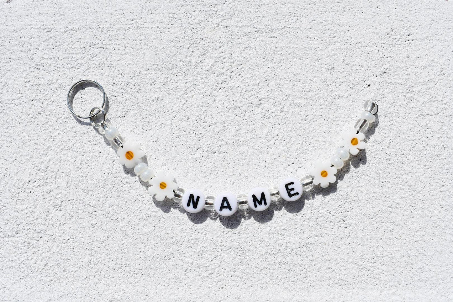 Daisy flower charm keychain with name personalisation and beads in silver and pearl