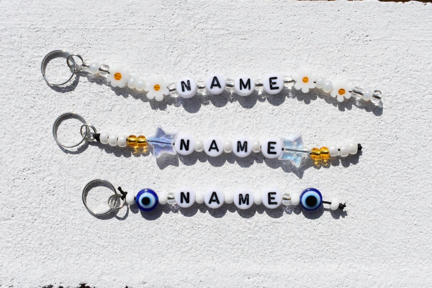 Daisy flower charm keychain with name personalisation and beads in silver and pearl