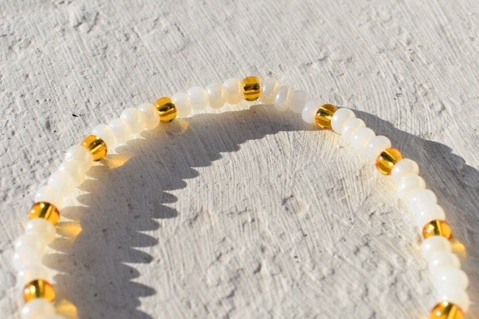 Dream glass seed bead bracelet in shades of pearl, gold and white