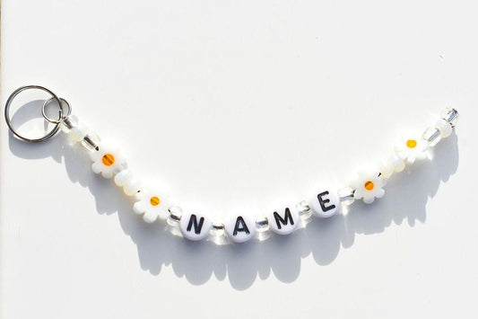 Daisy flower charm keychain with name personalisation and beads in silver and pearl